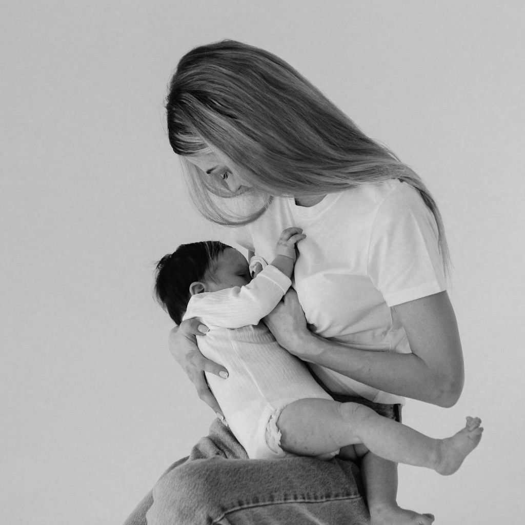 Mother breastfeeding with supportive natural remedies for mastitis recovery