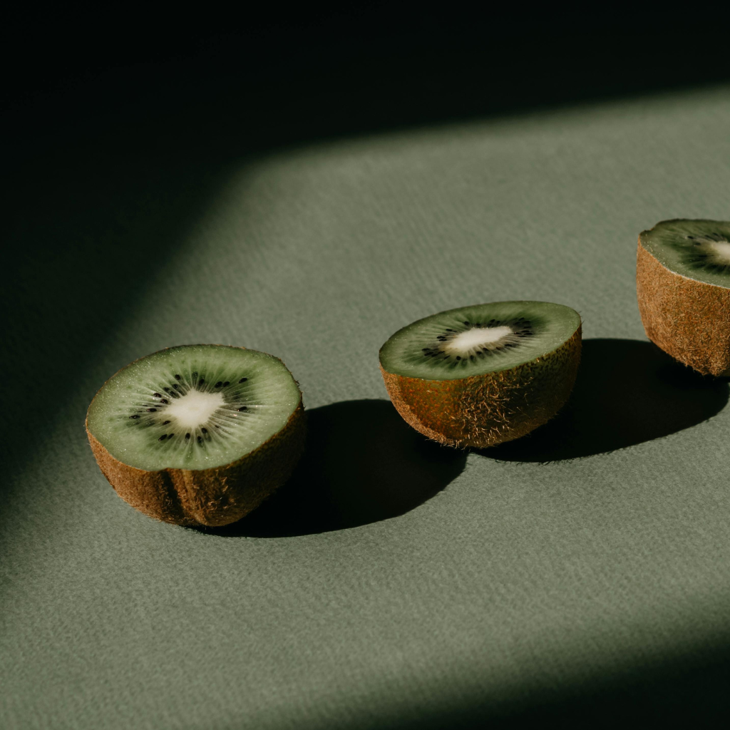 Using kiwi fruit as medicine
